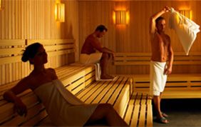 personnes dans un sauna